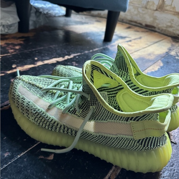 Men's adidas Yeezy Boost 350 V2 size 9 Neon Green - AUTHENTIC! - Picture 11 of 11